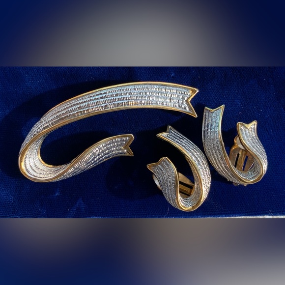 Vintage Brooch Earrings Parure Unmarked Costume Jewelry - Picture 1 of 2